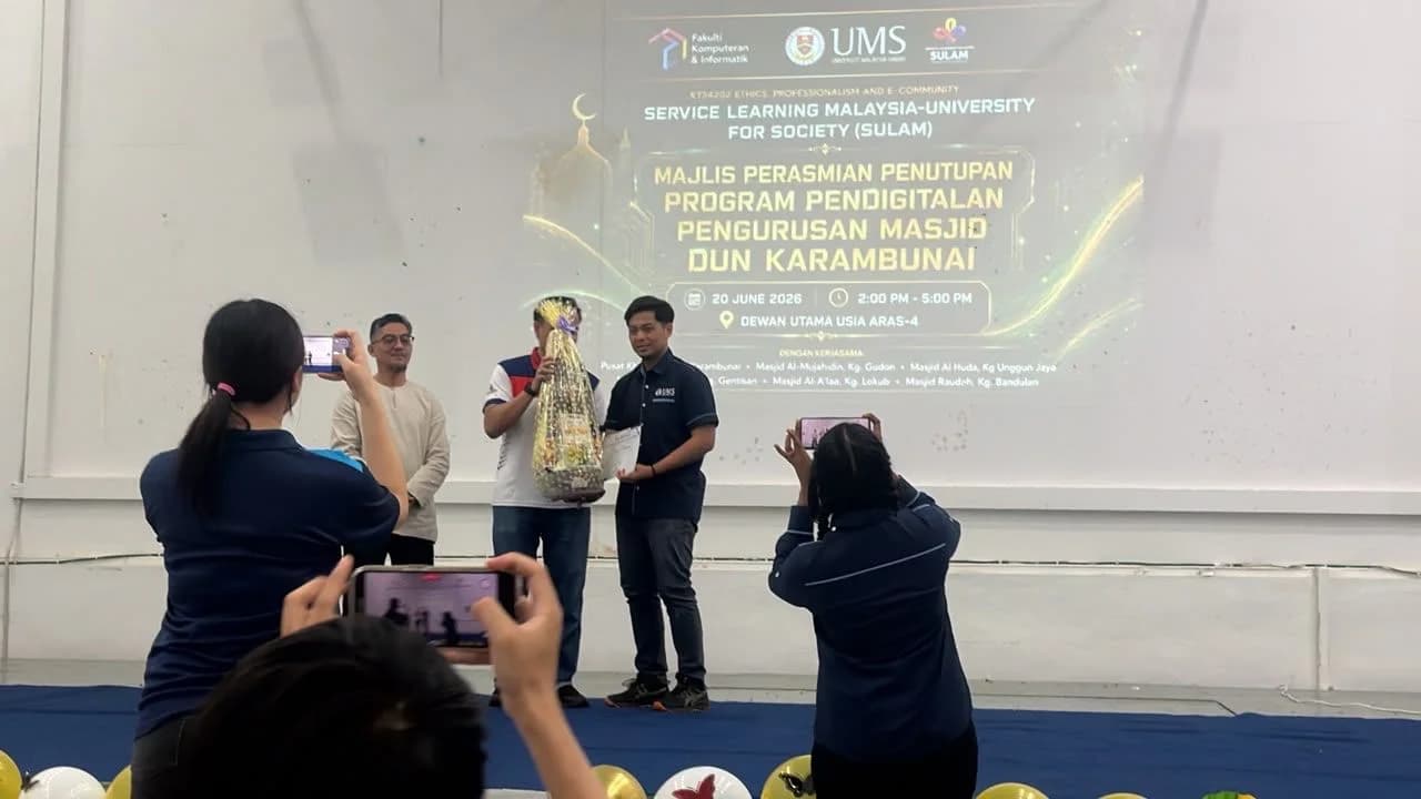 Receiving the Best System Presenter award for Kafa Lokub at the closing ceremony of the SULAM mosque digitalisation programme, DUN Karambunai, UMS, 20 June 2026